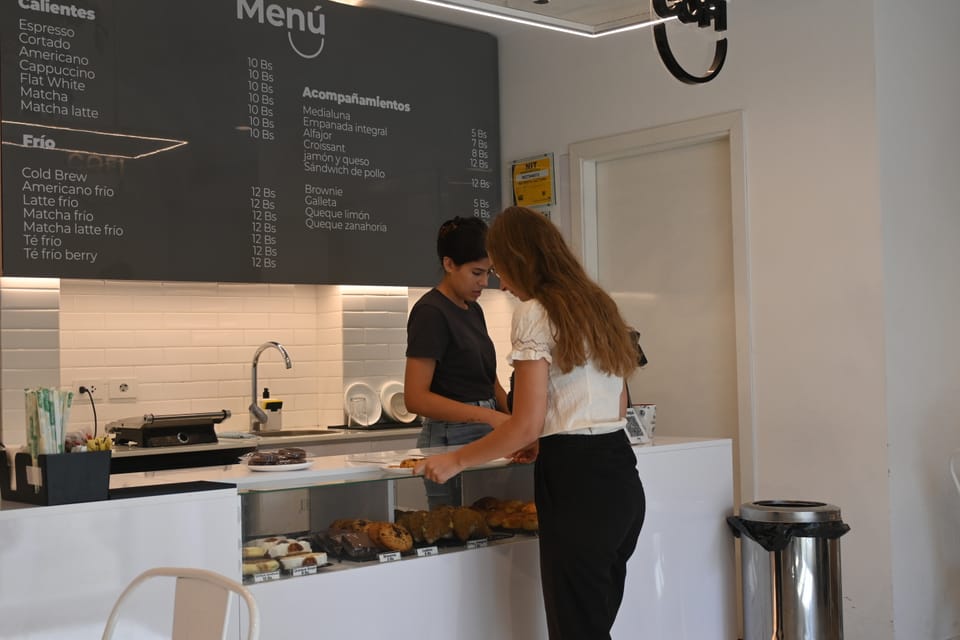 Anja holt sich die Bestellung im Cafe ab.