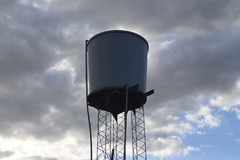 Der Warmwasserspeicher thront hier wie üblich neben dem Haus auf vier hohen Füßen