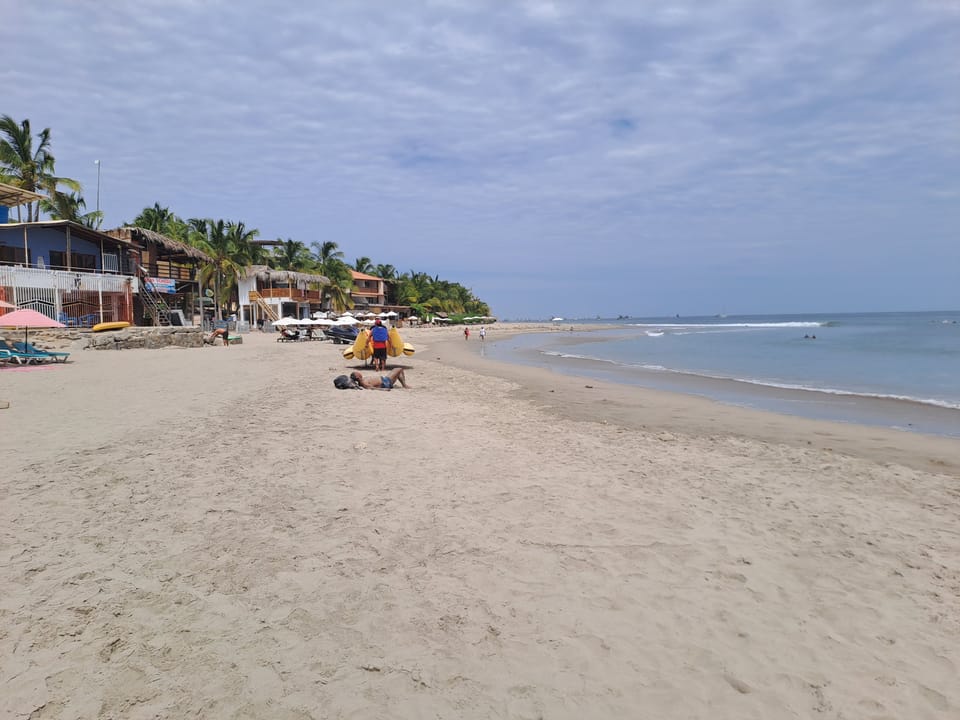 Für Surf-Beginner ist Máncora echt super geeignet. Hier ist der Strand zu sehen.
