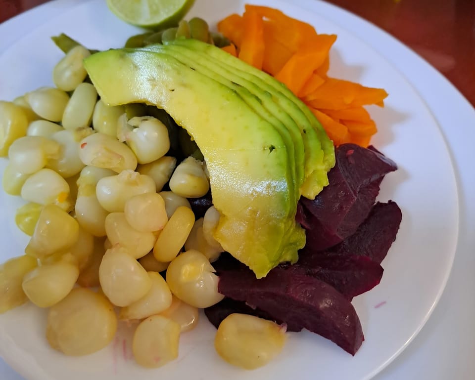 Der sehr leckere und ansehnliche Salat zur Vorspeise.