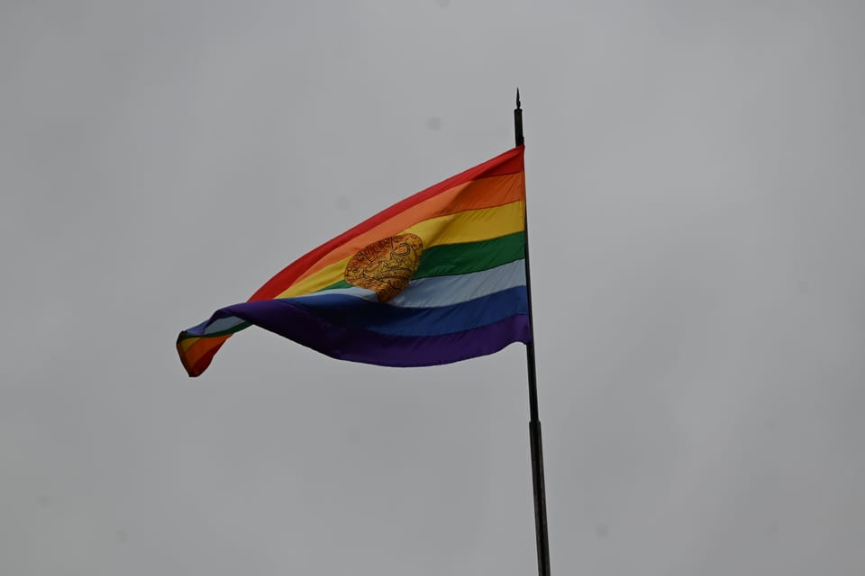 Die Regenbogenflagge der Inkas mit dem Wappen Cuscos in der Mitte.