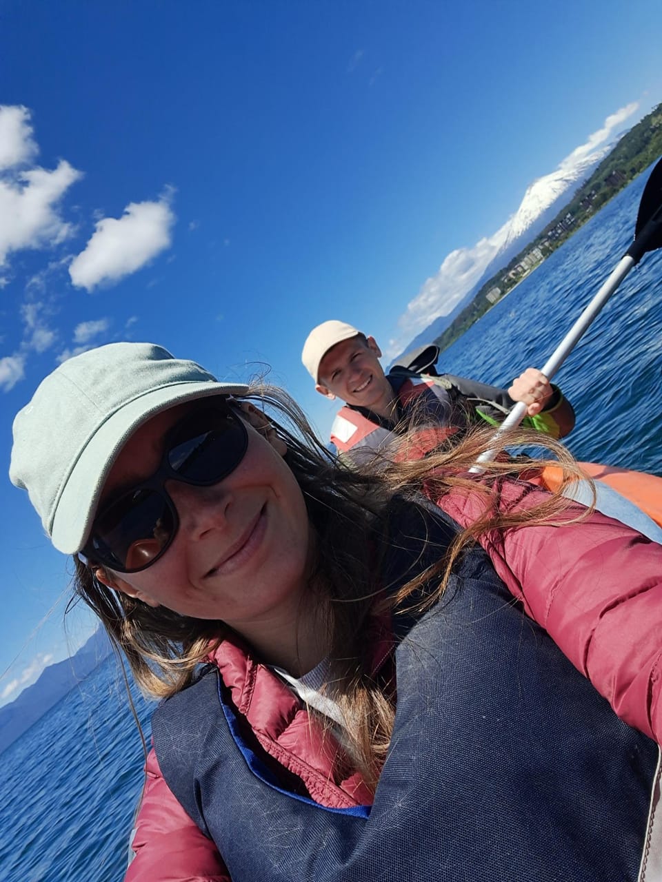 Pascal und Anja bewegen sich auf dem Wasser fort (mit Kanu)