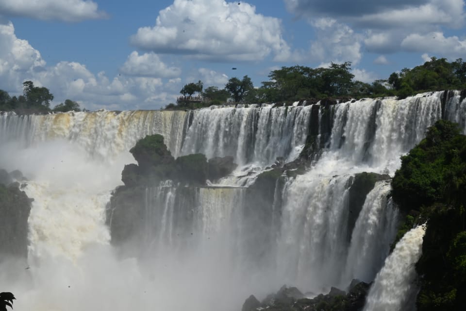 Ausblick auf einen Teil des Wasserfalls.