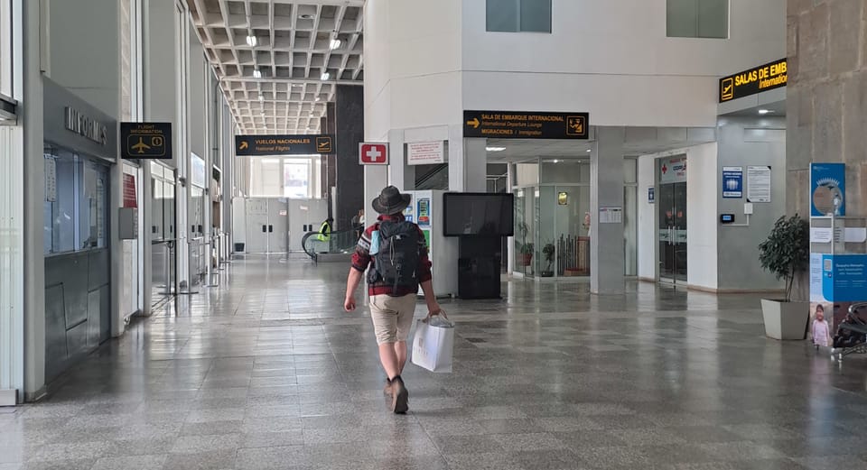 BILD GEHENDER JONA IM FLUGHAFEN