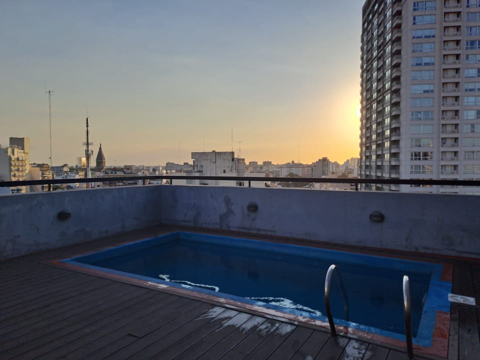Ausblick vom Dach mit Pool auf einen Teil der Hochhäuser in der Stadt.