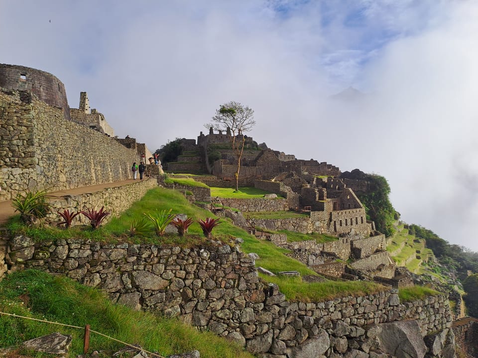 Die Maccu Piccu Ruinen bei Morgenlicht und Neben.