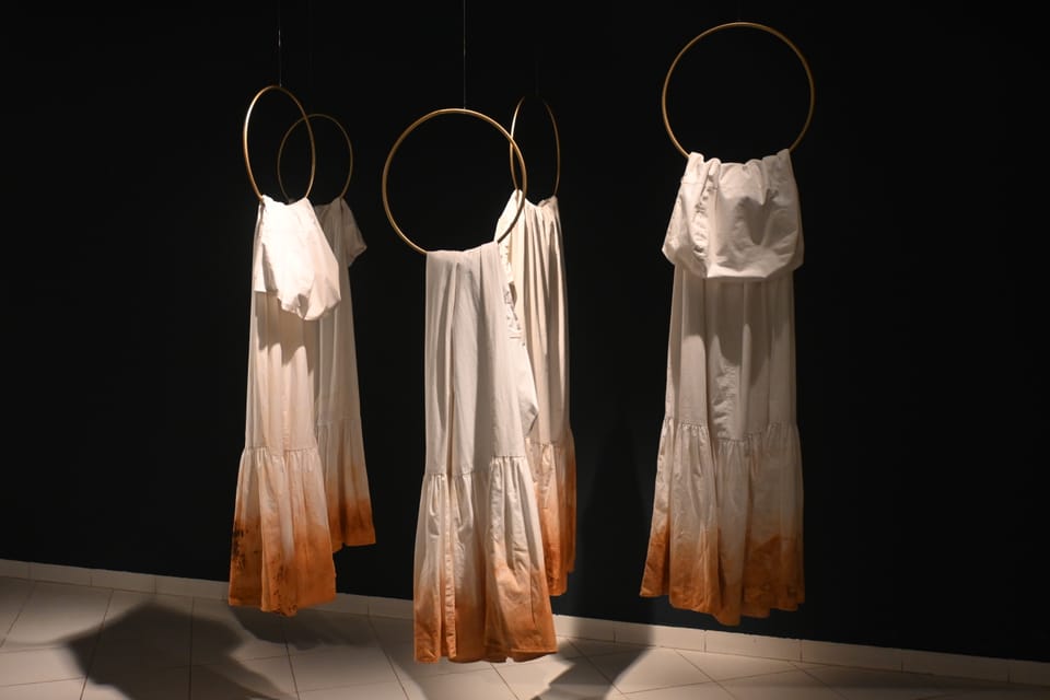 Austellung von Leinengewänder in Kunstblut getränkt in einer Kunstgalerie.