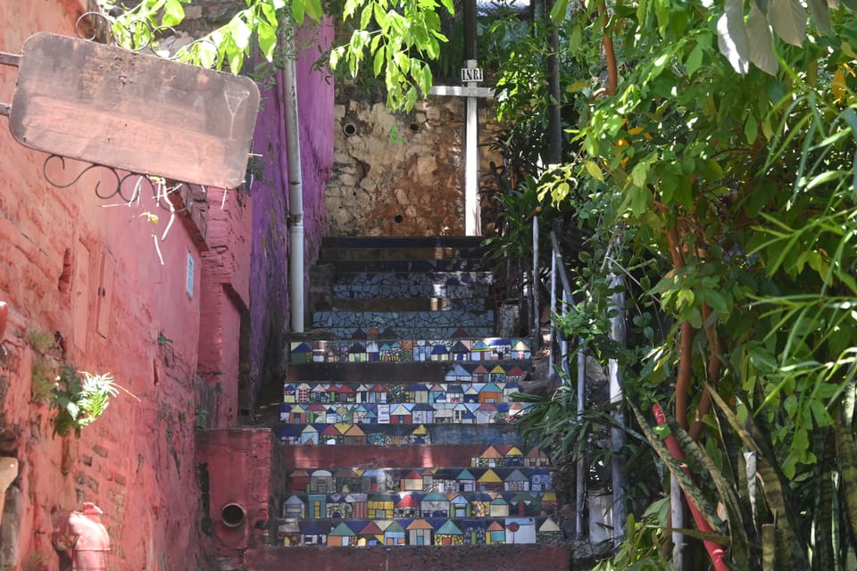Eine Treppe mit Mosaiksteinen in einem alternativen Viertel.