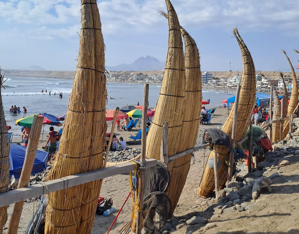 Der Strand am Osterwochenende; vielbefölkert und windig.