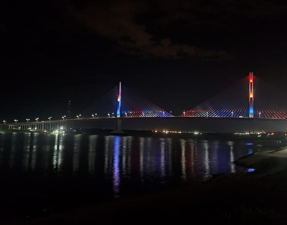 Die neu eröffnete Brücke angestrahlt in den Nationalfarben, die einen neuen Stadtteil für Asuncion erschließen wird.