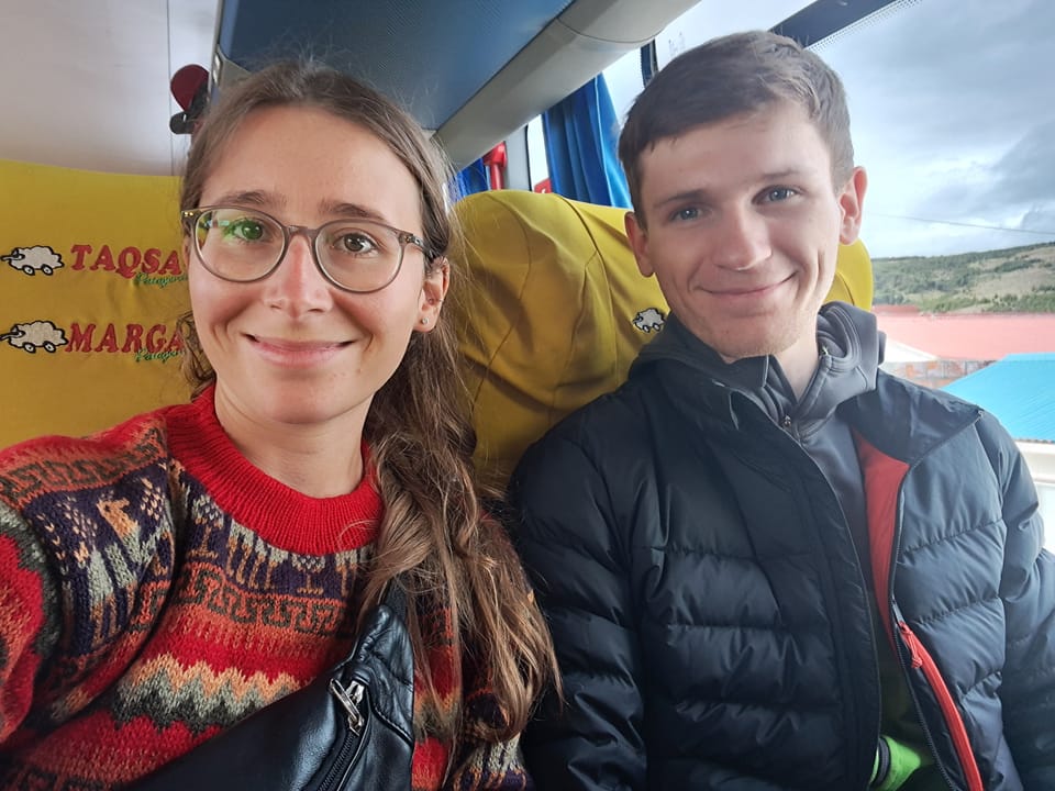 Eine glückliche Anja beim Busreisen mit neuem schickem Pulli.
