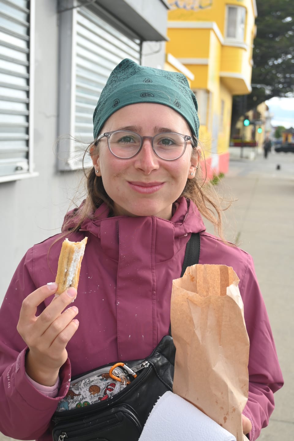 Anja ist so glücklich wie ein Mondkuchenpferd und genießt ihre Churros.