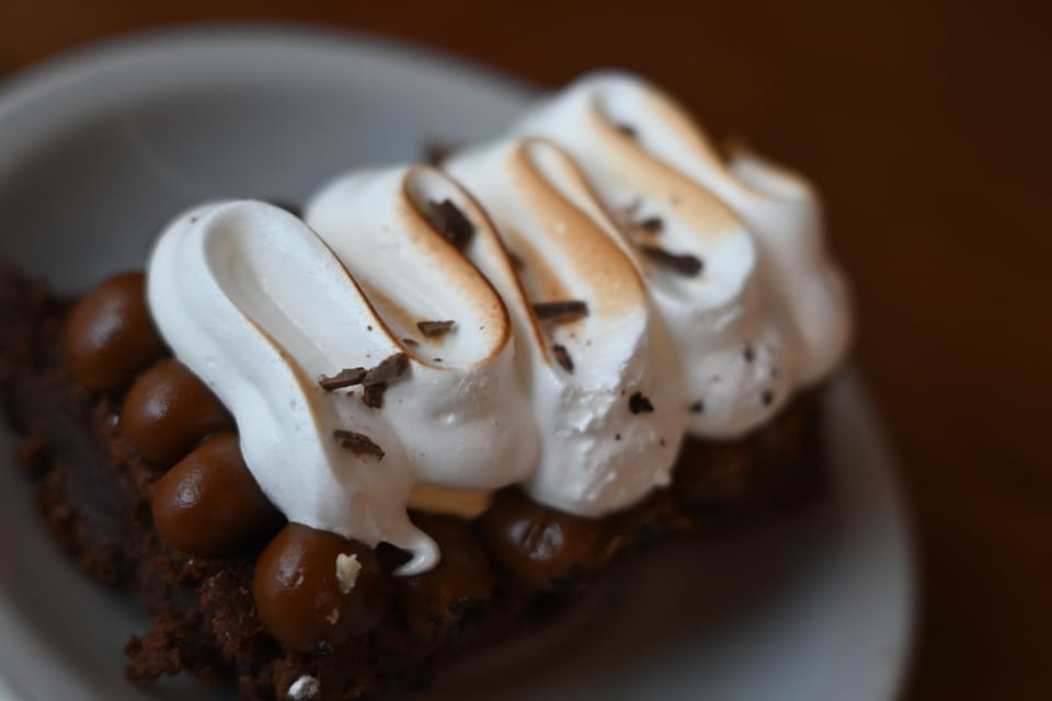 Ein leckerer Schokobrownie mit Sahne oben drauf.