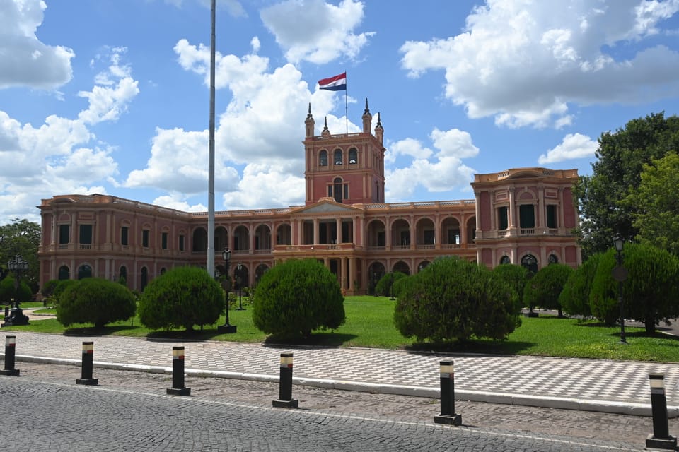 Der farbenfrohe Präsidentenpalast in der Hauptstadt Paraguays.