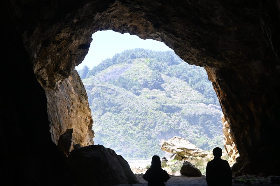 Mystischer Ausblick aus einer der Höhlen bei Lebu in eine Meeresbucht