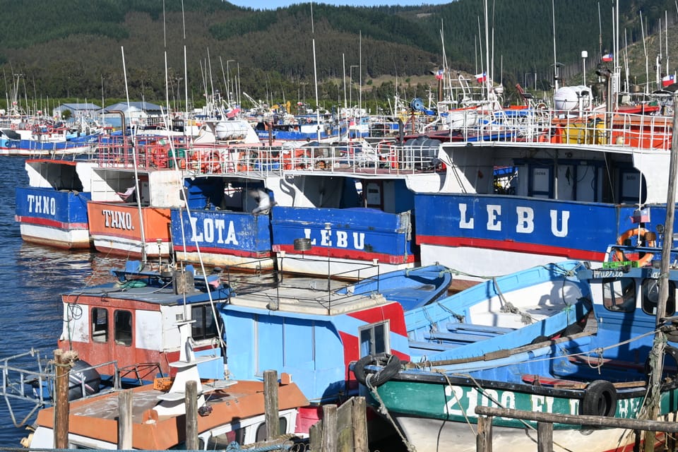 Boote im Hafen von Lebu, die den Namen ihres Heimathafens am Schiff geschrieben tragen