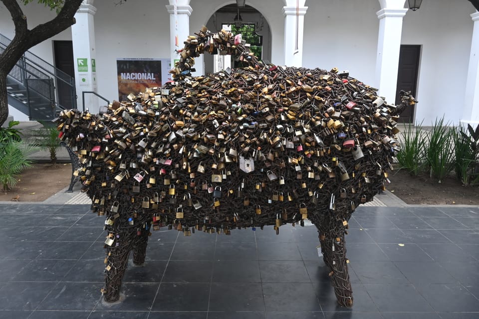 Ein überlebensgroßes Schwein aus Vorhängeschlössern.