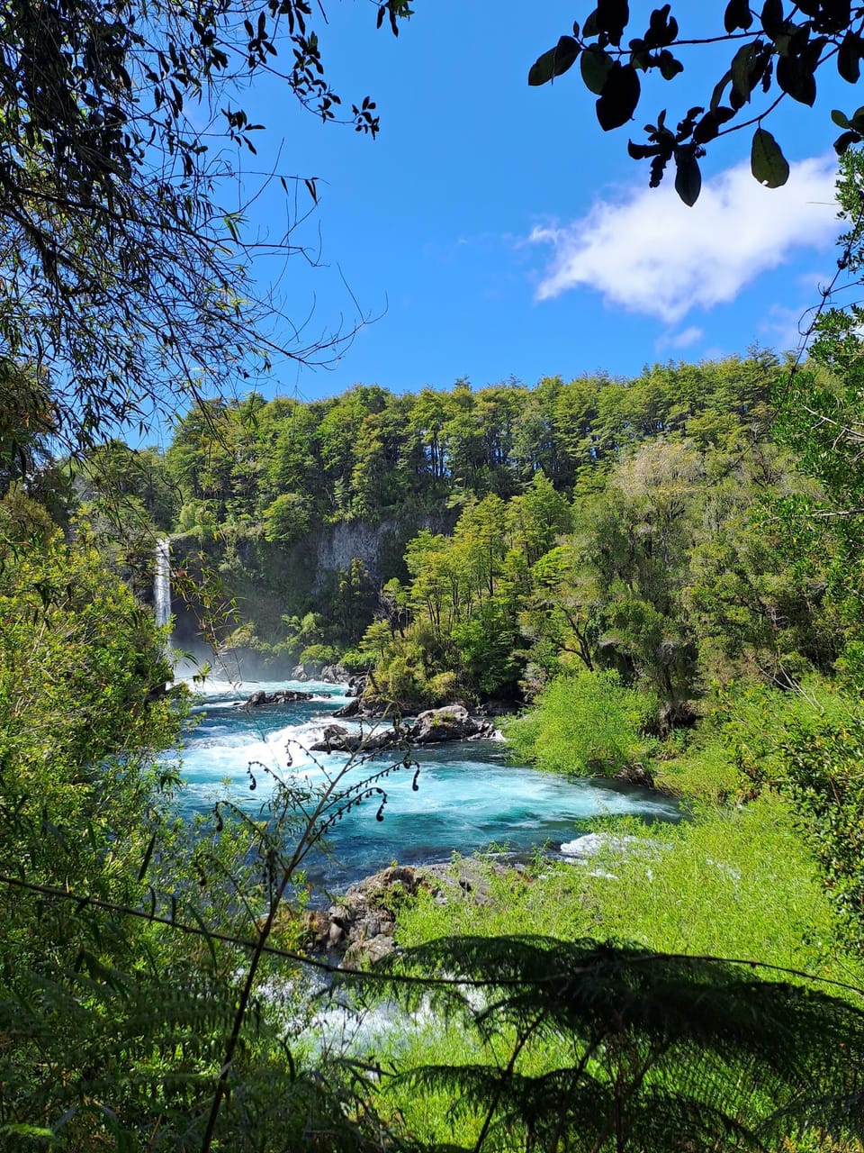 Sicht auf den einen Wasserfall mit wunderschönem türkisem Wasser
