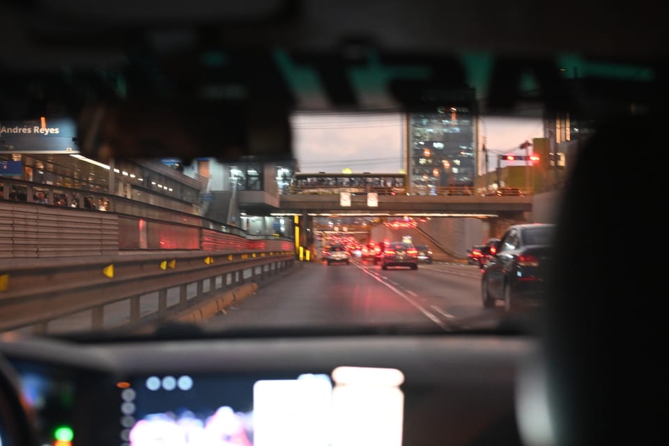 Blick aus einem Taxi auf den Abendverkehr, der gerade aber nicht ganz so chaotisch ist.
