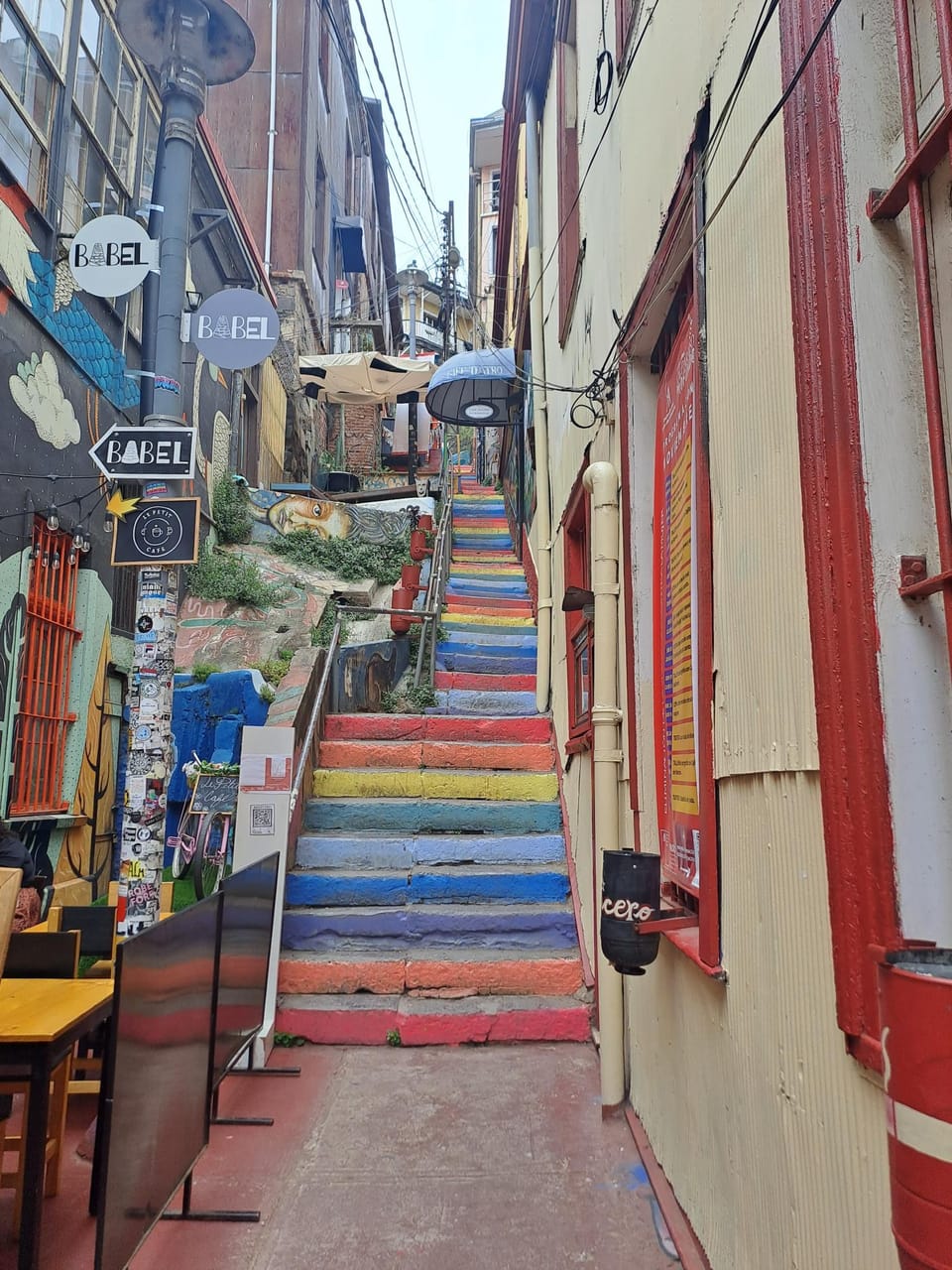 bunt angemalte Treppen in einer kleinen Gasse in Valparaiso