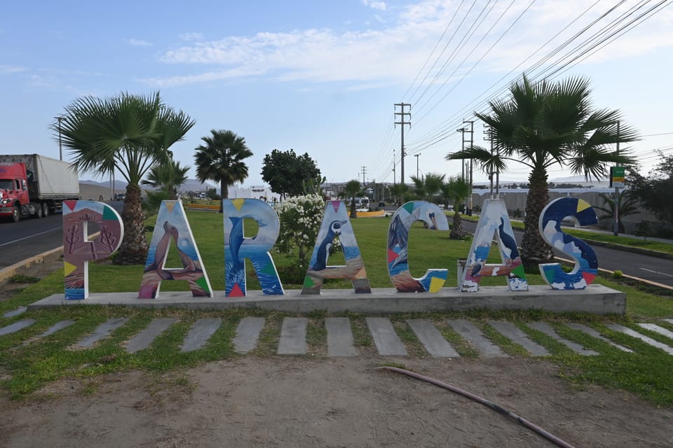 Paracas in großen Lettern am Stadtrand, wie man es in fast jeder Stadt in Südamerika findet.
