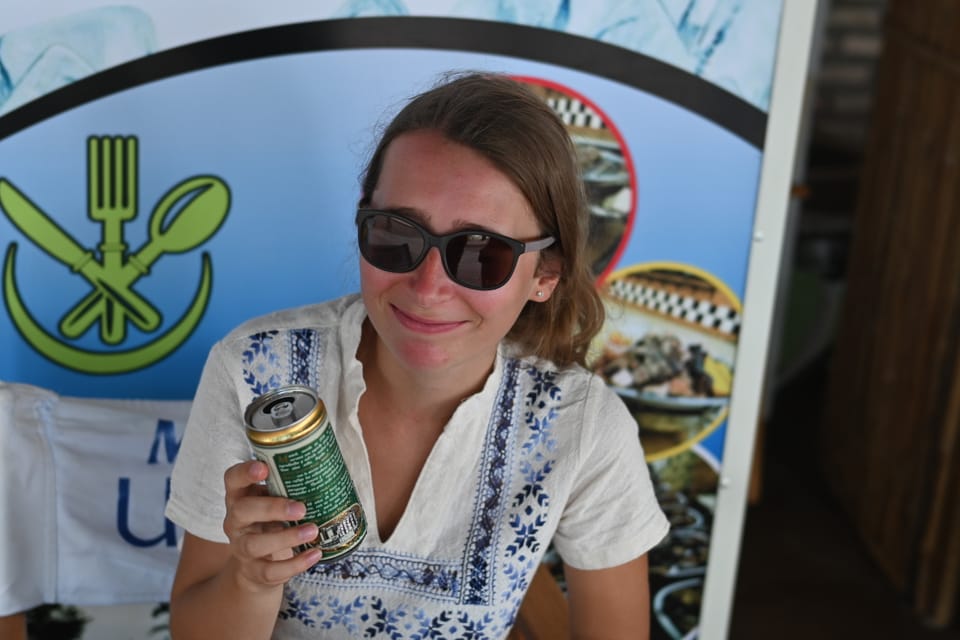 Anja beim Biertrinken mit unserem Anhalter Fahrer.