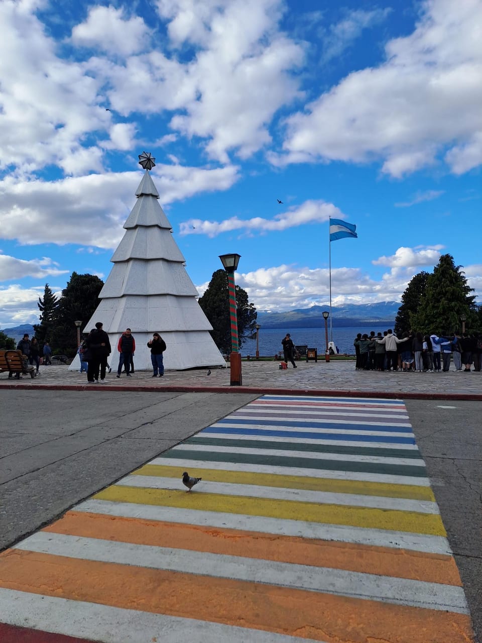 Weihnachtsbaum am Marktplatz von Bariloche.