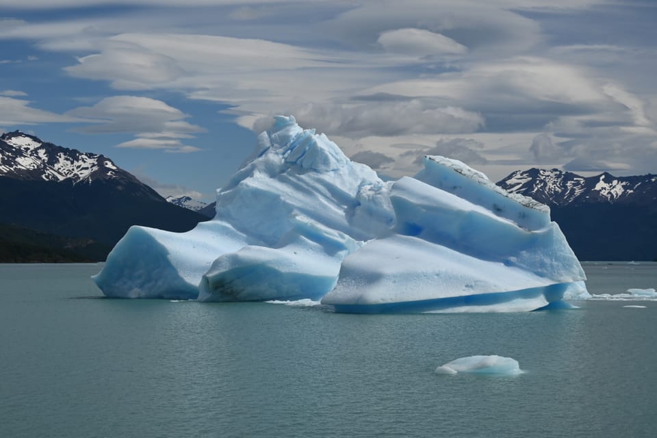 Ein paar große Eisschorlen die beim Kalben des Gletschers enstanden sind.