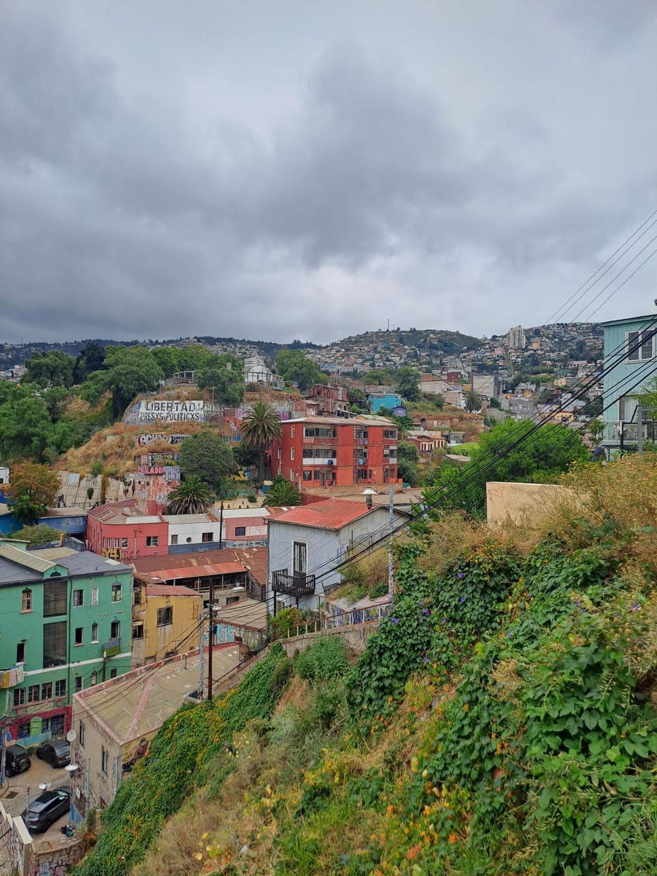 bunte Häuser am Hang für die Valparaiso berühmt ist