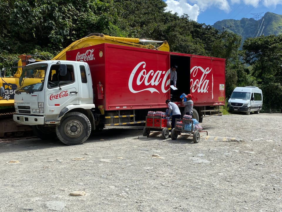 Aus einem Coca Cola LKW wird im Tal für die Touristen schon mal abgeladen.