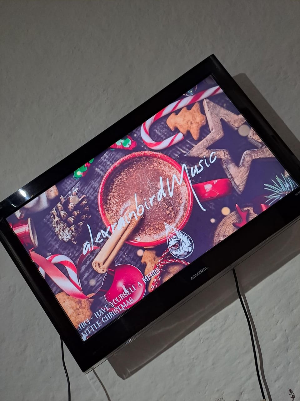 Weinachtsmusik am Fernseher.