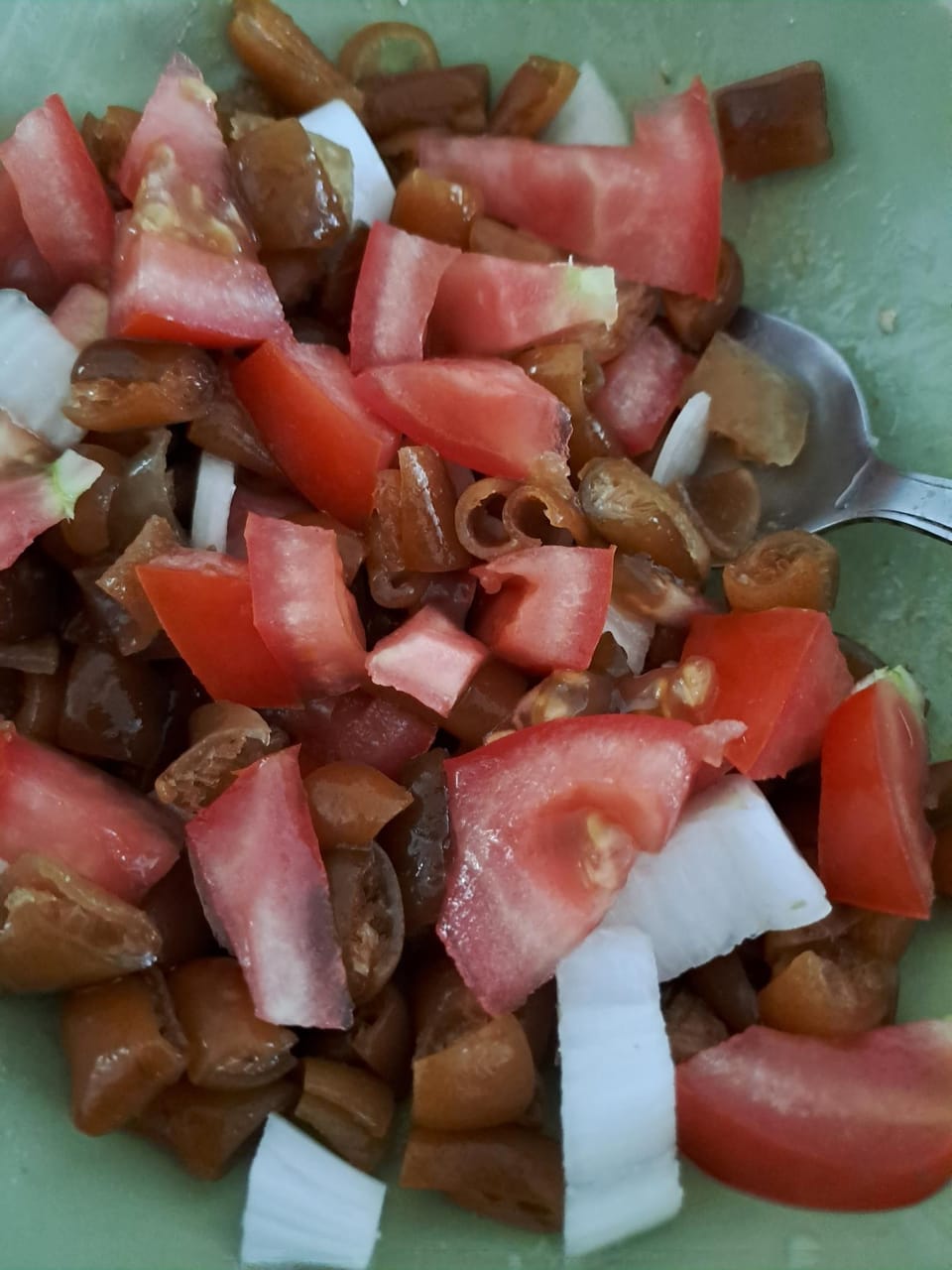 Selbst gemachter Salat mit Tomate, Zwiebel, Zitrone und der Alge Cochayuyo