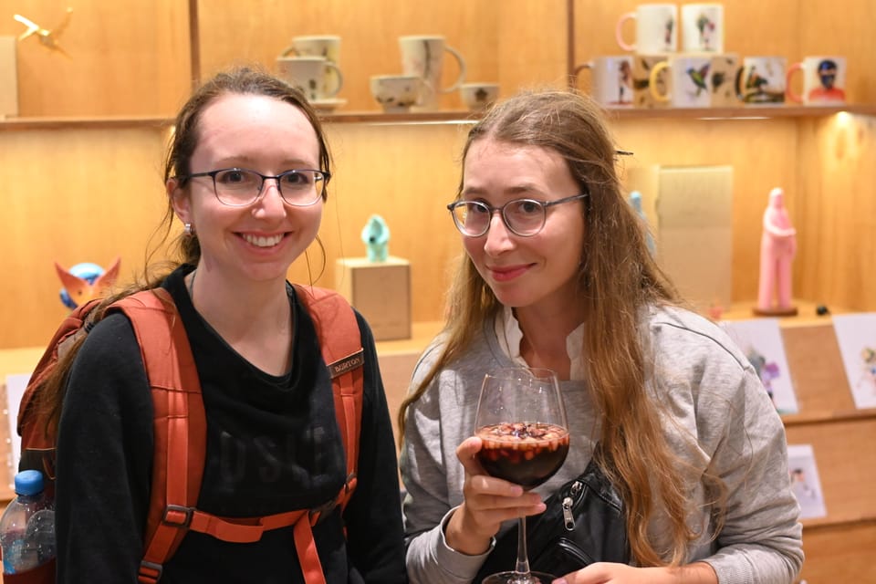 Anja und Nina genießen ein freies Getränk in der Kunstgalerie.