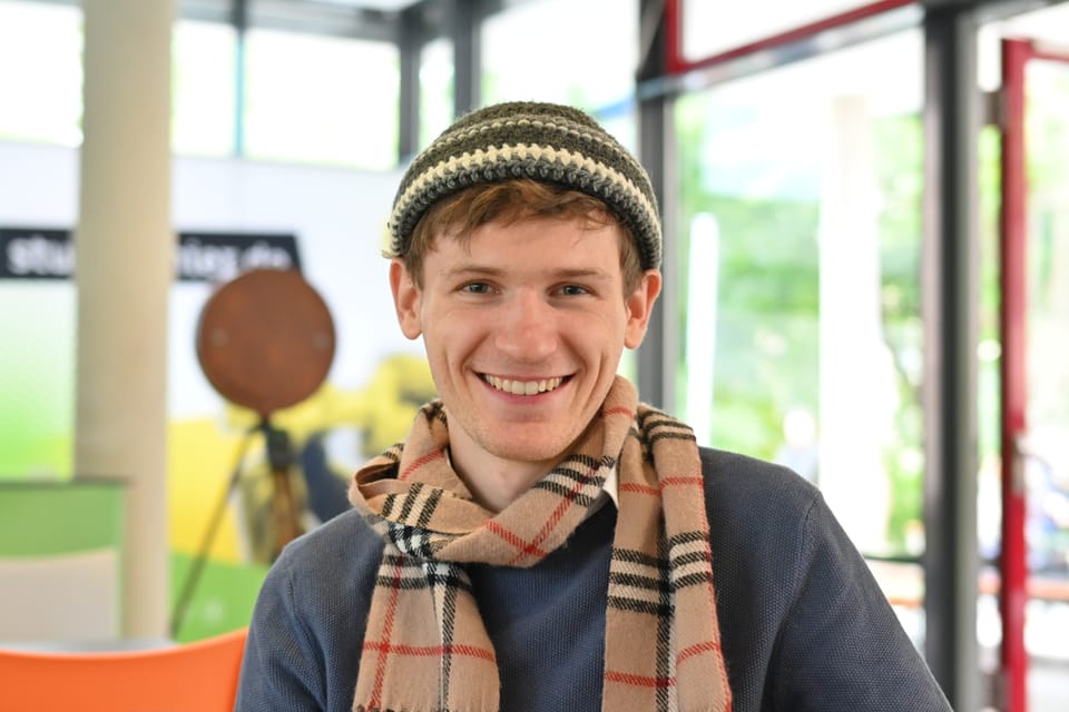 pascal schaut dich an und hat dabei eine wollene Mütze auf