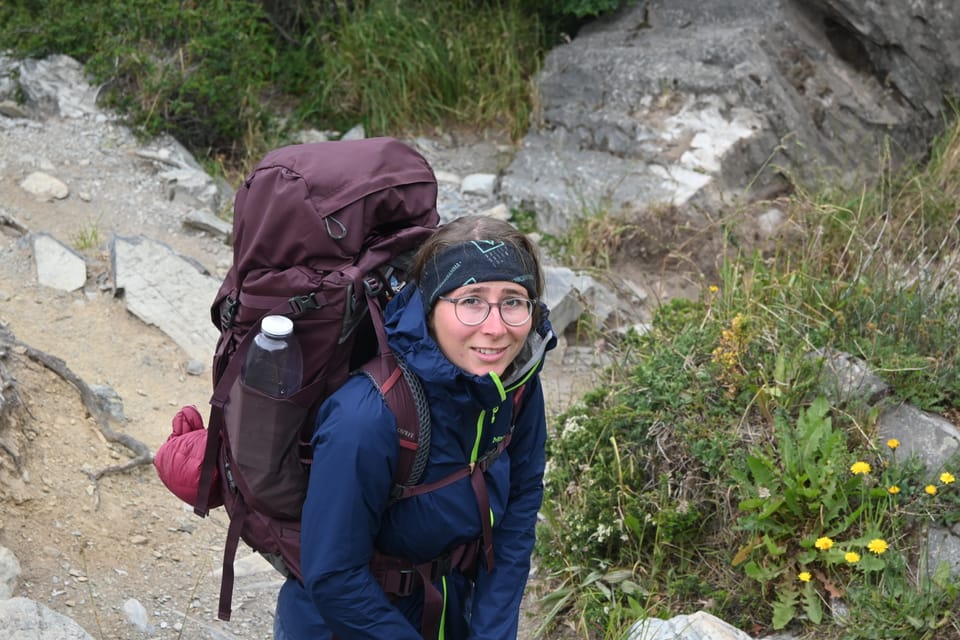Anja angestrengt vom schweren Wanderrucksack tragen, kann kurz Pause machen, um fotographiert zu werden.