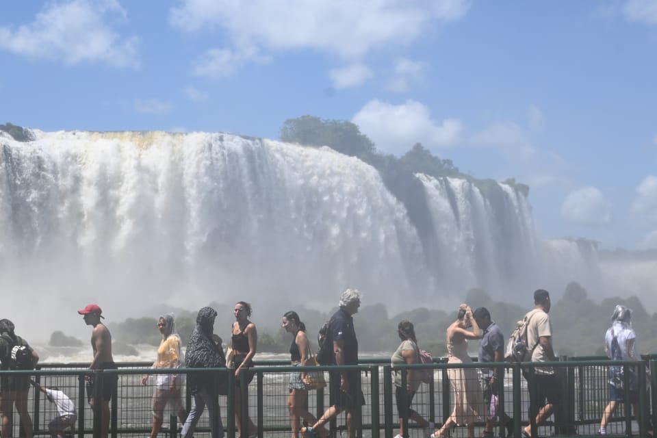 Nasse Sicht auf den Teufelsschlund von der brasilianischen Seite.