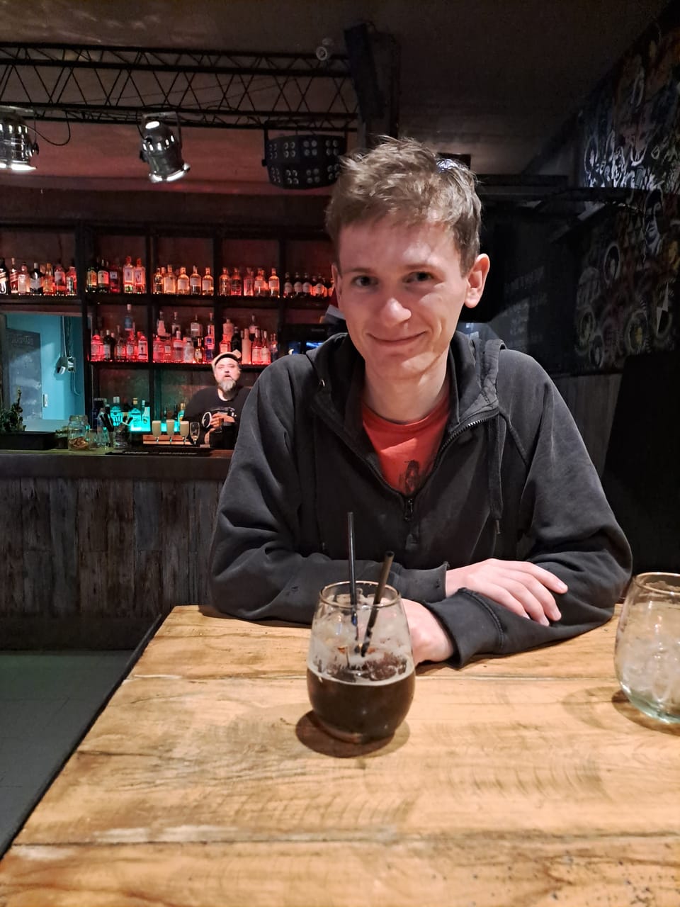 Pascal beim feiern an Silvester in einer Bar.