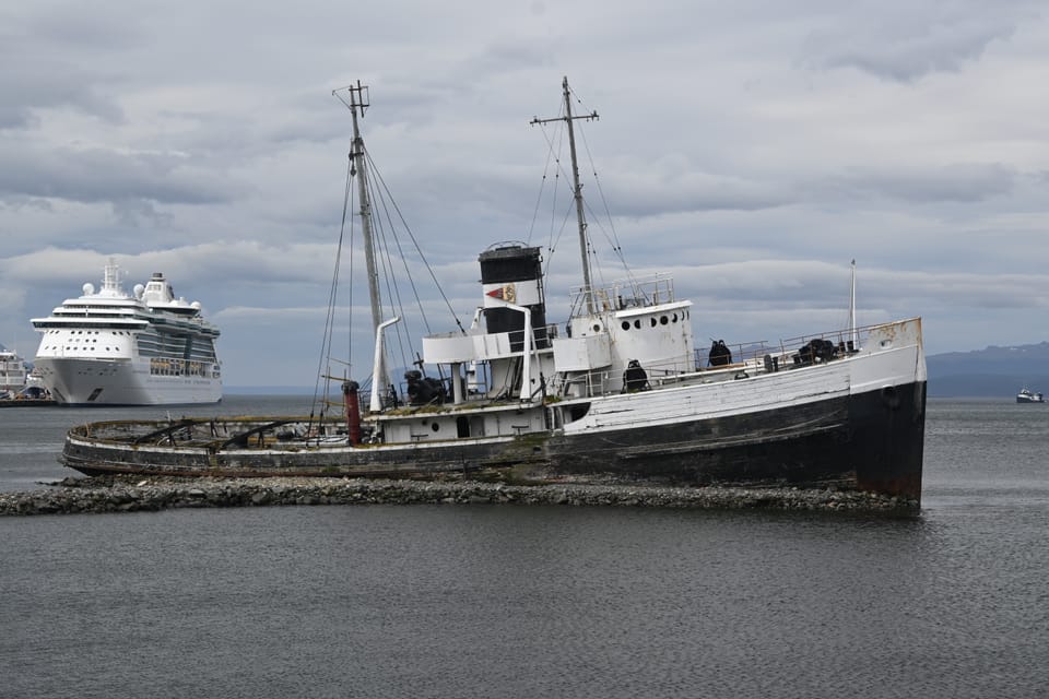Das Schiff der Schande liegt demonstrativ im Hafen.