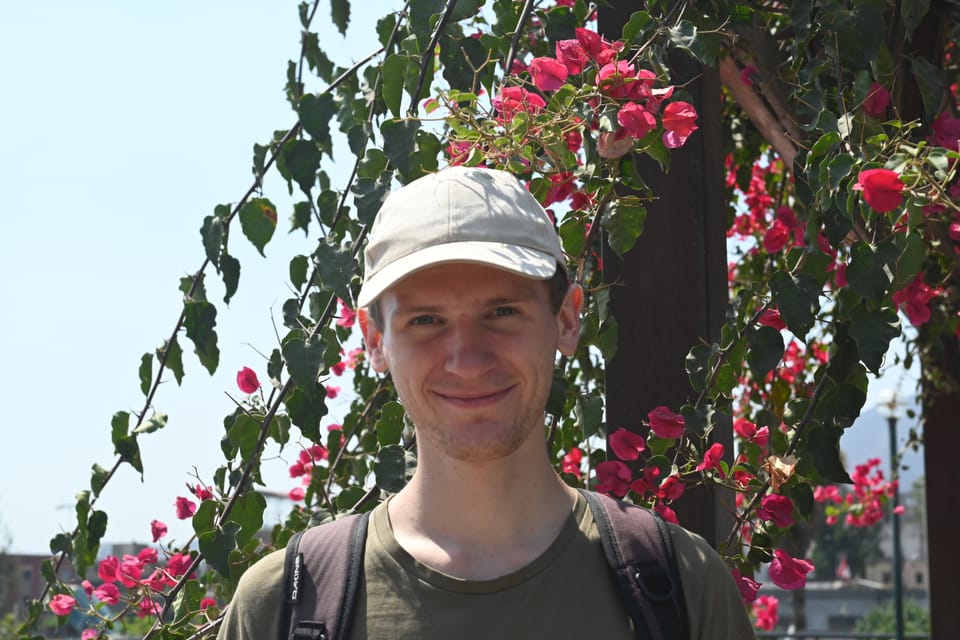 Pascal vor ein paar schönen Blumen.