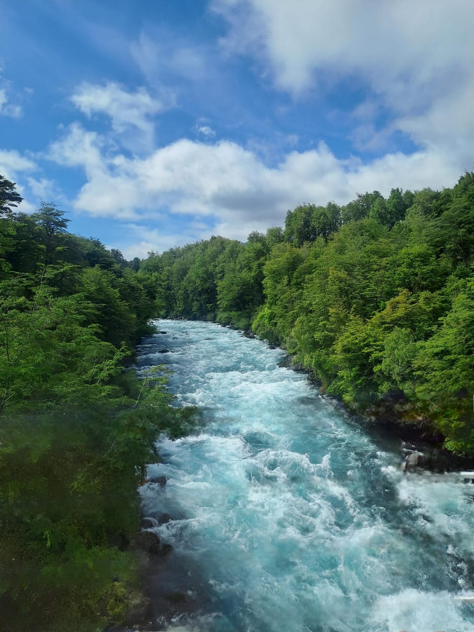 Ein Fluss, der durch Minerale sehr schön türkis blau erscheint.