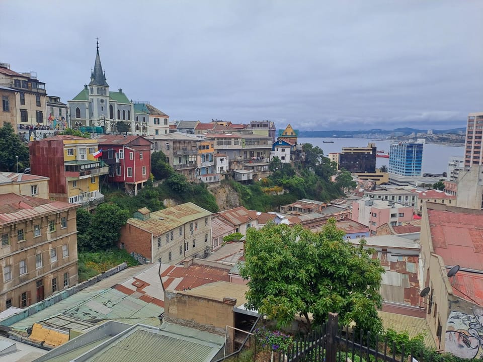 Aussicht auf die Bucht von Valparaiso mit ein paar Häusern im Vordergrund