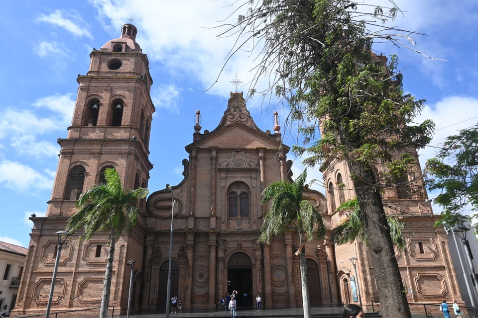 Die Kathedrale von vorne, leider ist ein Baum im Weg.