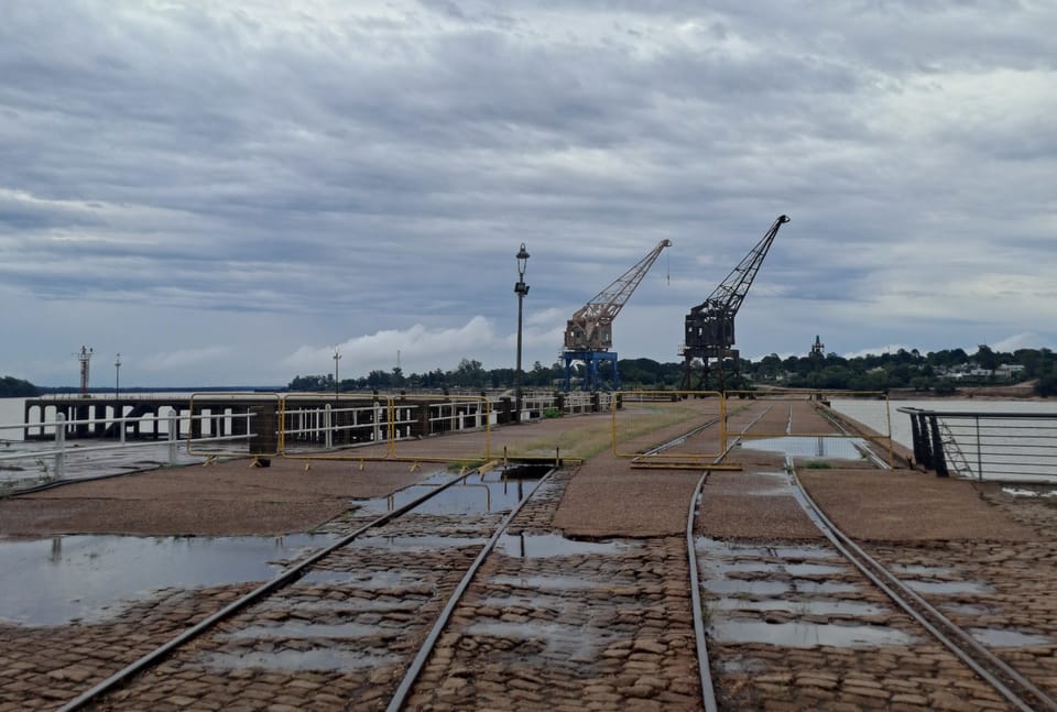 Der stillgelegte Hafen von Salto mit zwei alten Lastkränen, welcher direkt an der Grenze zu Argentinien liegt.