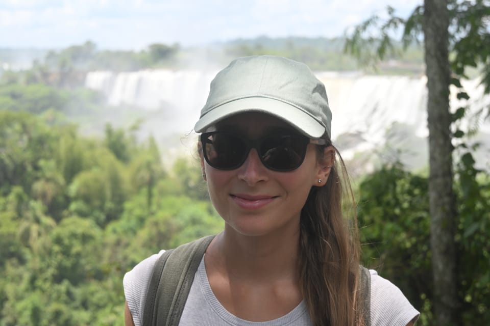 Nahaufnahme von Anja, die Wasserfälle im Hintergrund.