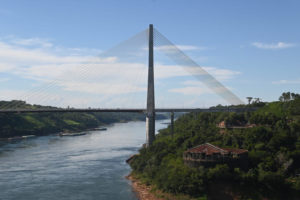 Hier ist eine Brücke von Argentinien nach Brasilien zu sehen.