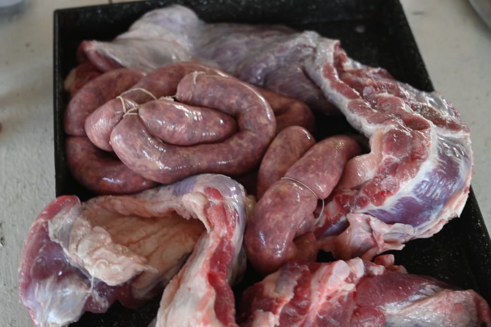 Wurst und Fleisch von den eigenen Kühen, welches sogar in der eigenen Fleischerei zubereitet wurde. Es war selbst für 13 Leute, ohne Beilagen zu viel.