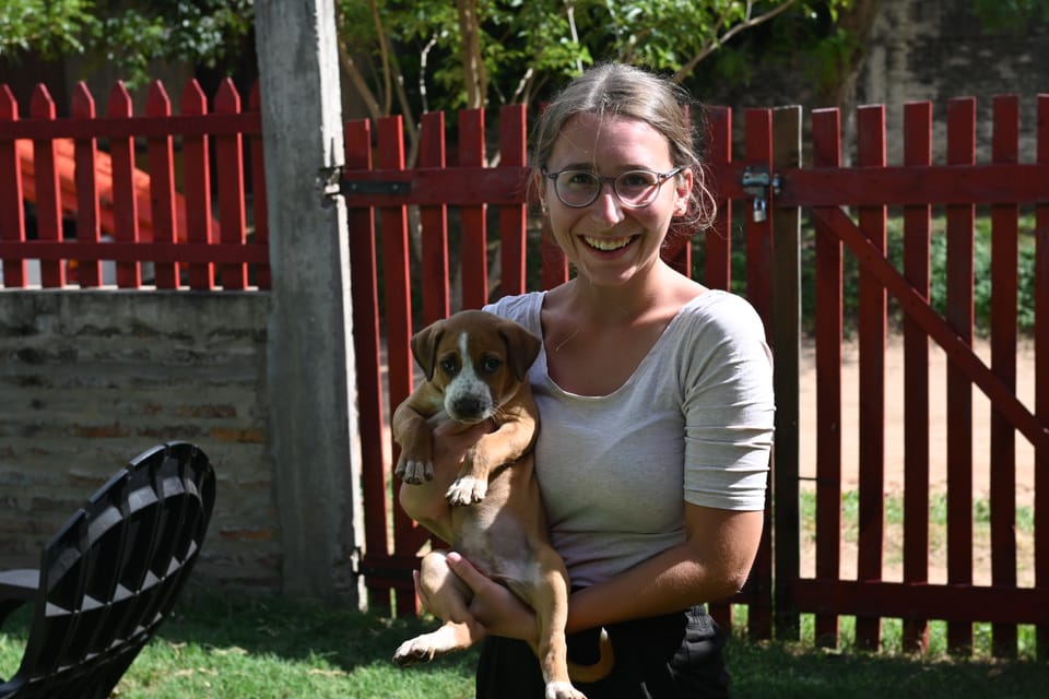 Anja knuddelt mit dem noch kleinen Hund.